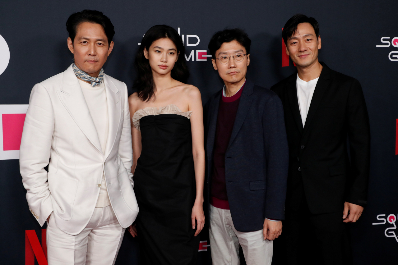 ‘오징어 게임’ 황동혁 감독이 출연 배우 이정재, 박해수, 정호연 등과 함께 8일(현지시간) 미 캘리포니아 LA에서 열린 행사에 참석하고 있다. [로이터]