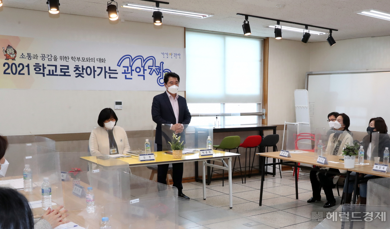 박준희 구청장이 학교로 찾아가는 관악청에서 인사하고 있다. [관악구 제공]