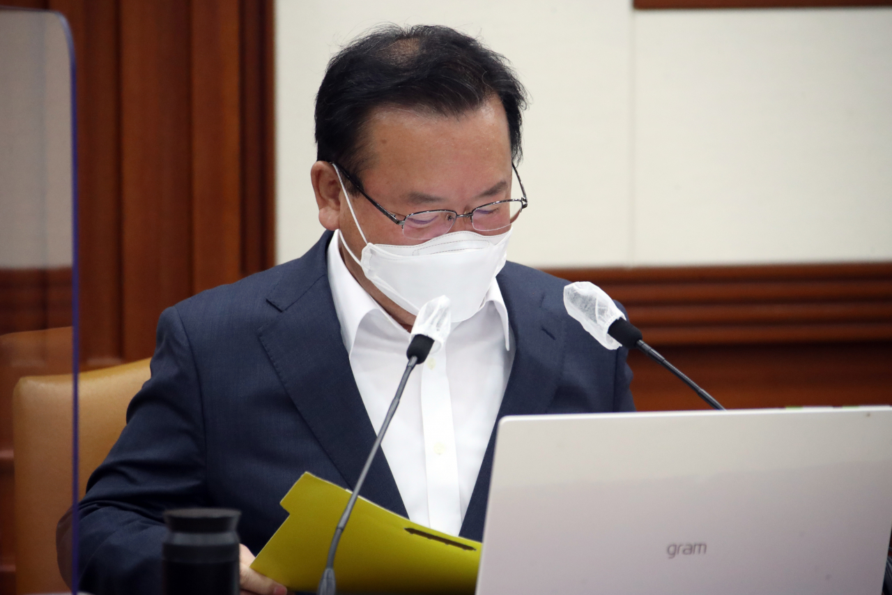 김부겸 국무총리가 12일 정부서울청사에서 열린 국정현안점검조정회의에 참석, 회의 전 자료를 확인하고 있다.[연합]