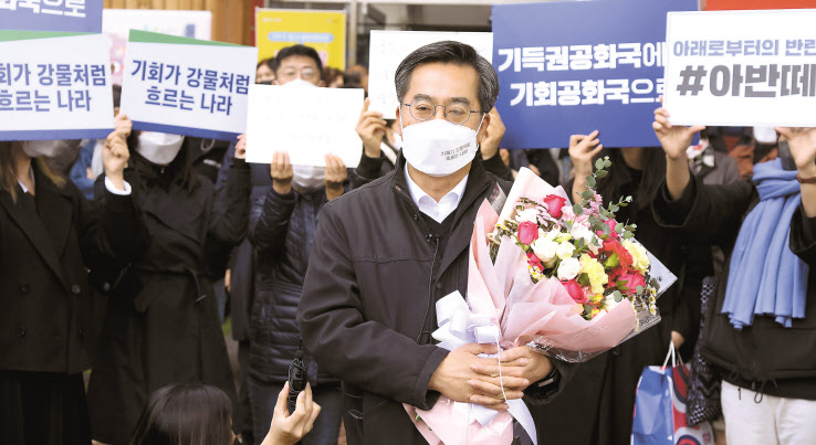 ‘새로운 물결’ 창당과 대선 출마를 선언한 김동연 전 경제부총리가 11일 전남 광양 중마시장을 방문해 상인들을 만난 후 기자들의 질문에 답변하고 있다. 광양(전남)=이상섭 기자