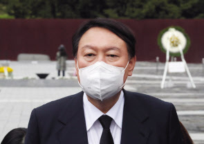 윤석열 국민의힘 대선 후보가 11일 오후 경남 김해시 진영읍 봉하마을 노무현 전 대통령 묘역을 참배한 뒤 취재진의 질문을 받고 있다. [연합]