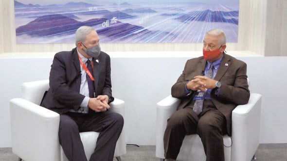 레이시온의 로버트 블랜차드 수석 엔지니어(왼쪽)와 리차드 샌디퍼 사업 총괄 이사. [사진=이소진 PD]