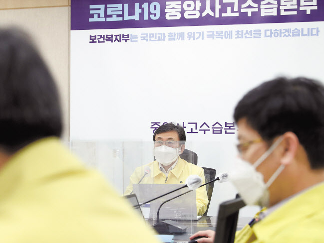 권덕철 중앙재난안전대책본부 1차장(보건복지부 장관)이 12일 정부세종청사에서 코로나19 중대본 회의를 주재하고 있다. 권 장관은 이 자리에서 “일상회복 1단계로 진입한 지 열흘이 지난 지금, 위중증 환자가 475명으로 최고치를 기록하고 있다”며 “정부 및 방역당국은 의료대응 역량을 충분히 보강하고 재택치료 관리체계도 보완하는 등 시시각각 변화하는 상황에 즉시 대응하겠다”고 강조했다. [보건복지부 제공]