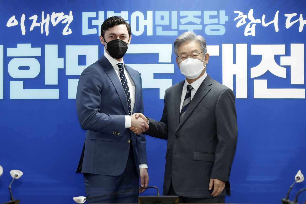 더불어민주당 이재명 대선 후보(오른쪽)가 12일 서울 여의도 중앙당사에서 존 오소프 미 상원의원을 접견, 악수하고 있다. 연합뉴스