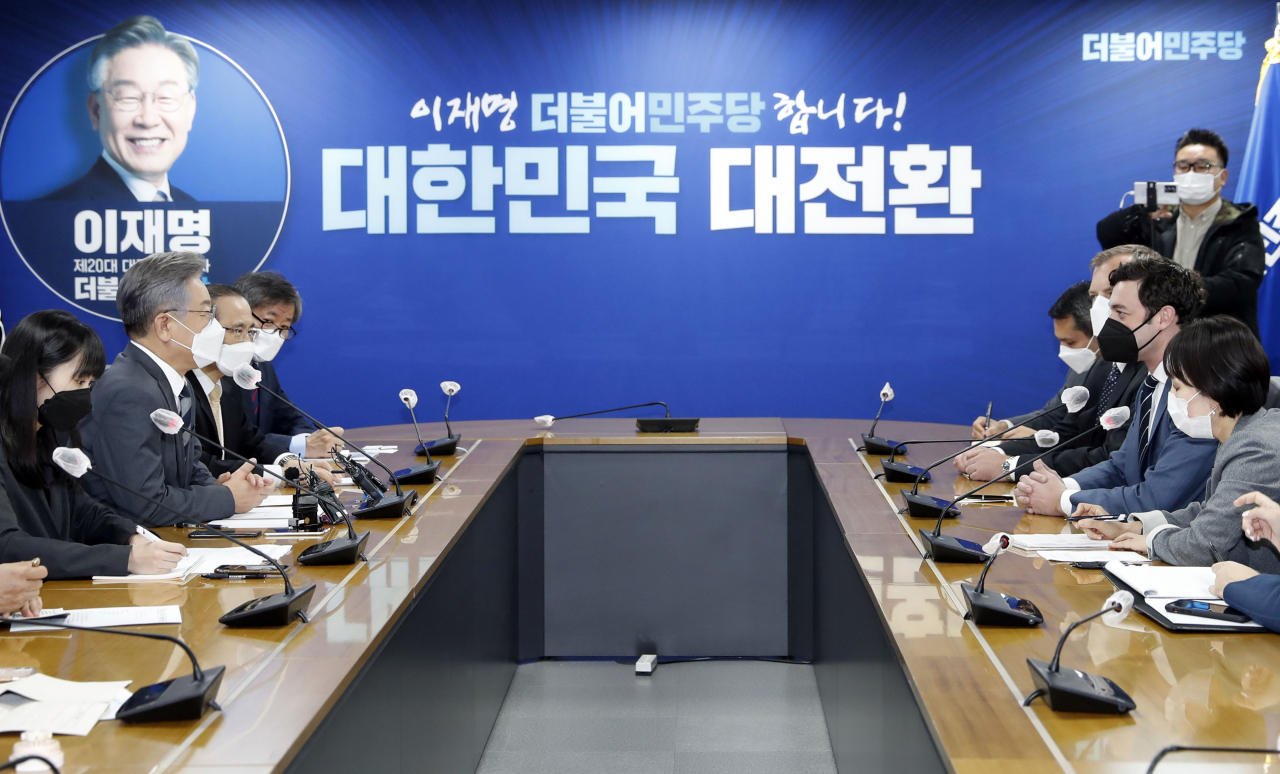 더불어민주당 이재명 대선 후보(왼쪽 두번째)가 12일 서울 여의도 중앙당사에서 존 오소프 미 상원의원(오른쪽 두번째)을 접견하고 있다. 연합뉴스