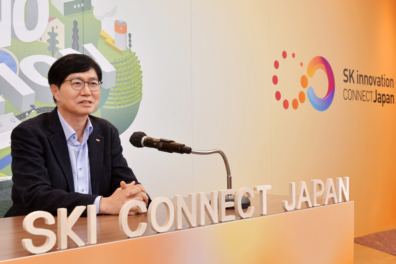 SK이노베이션이 12일 차세대 배터리, 소재, 기초화학 분야에서 강점을 가진 인재를 확보하고 일본 대학 및 연구기관과의 네트워크를 강화하기 위해 일본 내 대학 출신 석사, 박사 인재들을 대상으로 온라인 포럼을 개최했다. SK이노베이션 이성준 환경과학기술원장이 서울 종로구 SK서린빌딩에서 화상회의 시스템을 통해 참석자들에게 회사의 친환경 비전과 핵심 기술 개발 방향을 설명하고 있다. [SK이노베이션 제공]