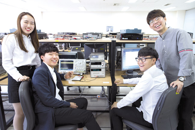 삼성전자와 성균관대가 만든 반도체시스템공학과 학생들. [성균관대 제공]