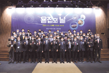 국내 최초로 ‘용접의 날’ 행사가 열린 가운데, 이진희 대한용접기술사협회 회장(앞줄 가운데)을 비롯한 관계자들이 단체촬영을 하면서 파이팅을 외치고 있다.