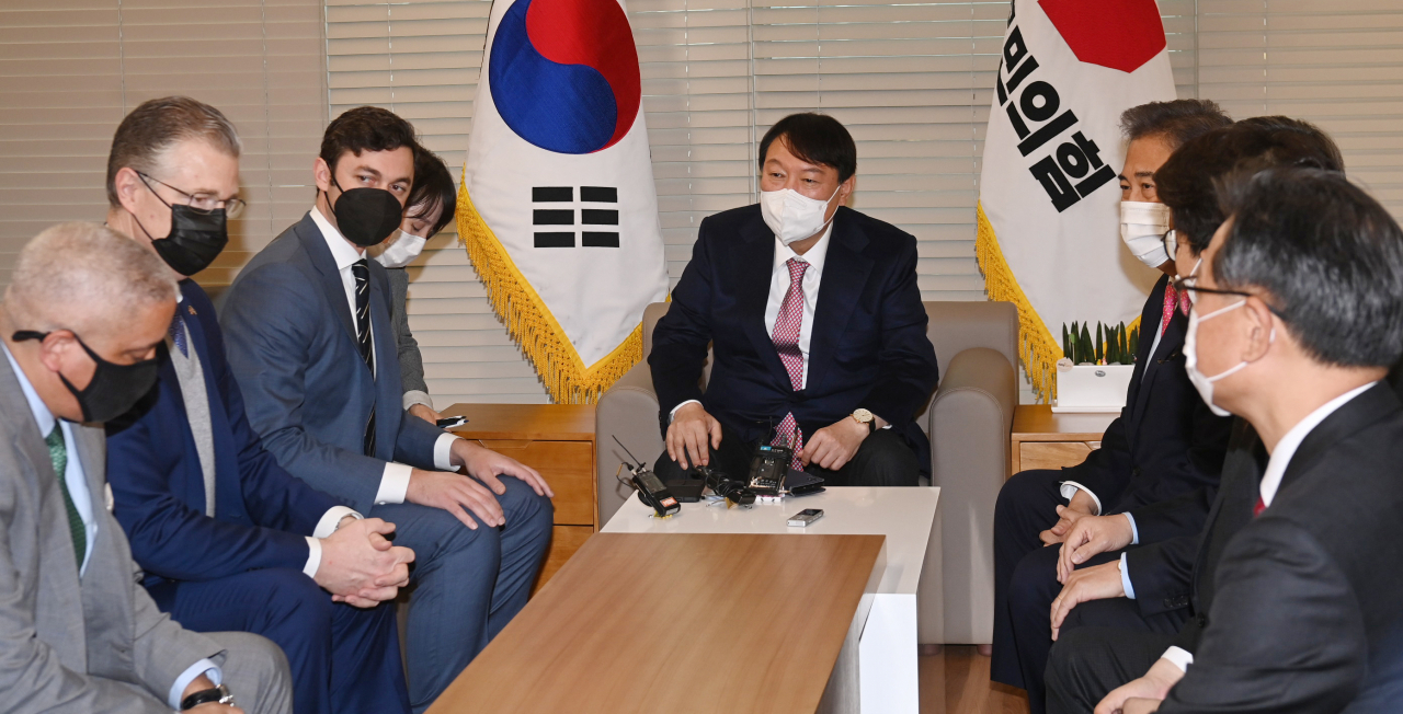 국민의힘 윤석열 대선 후보(가운데)가 12일 오전 서울 영등포구 국회대로 국민의힘 당사에서 대니얼 크리튼브링크 미 국무부 동아시아·태평양 차관보(왼쪽 두번째) 일행을 접견하고 있다. [연합]