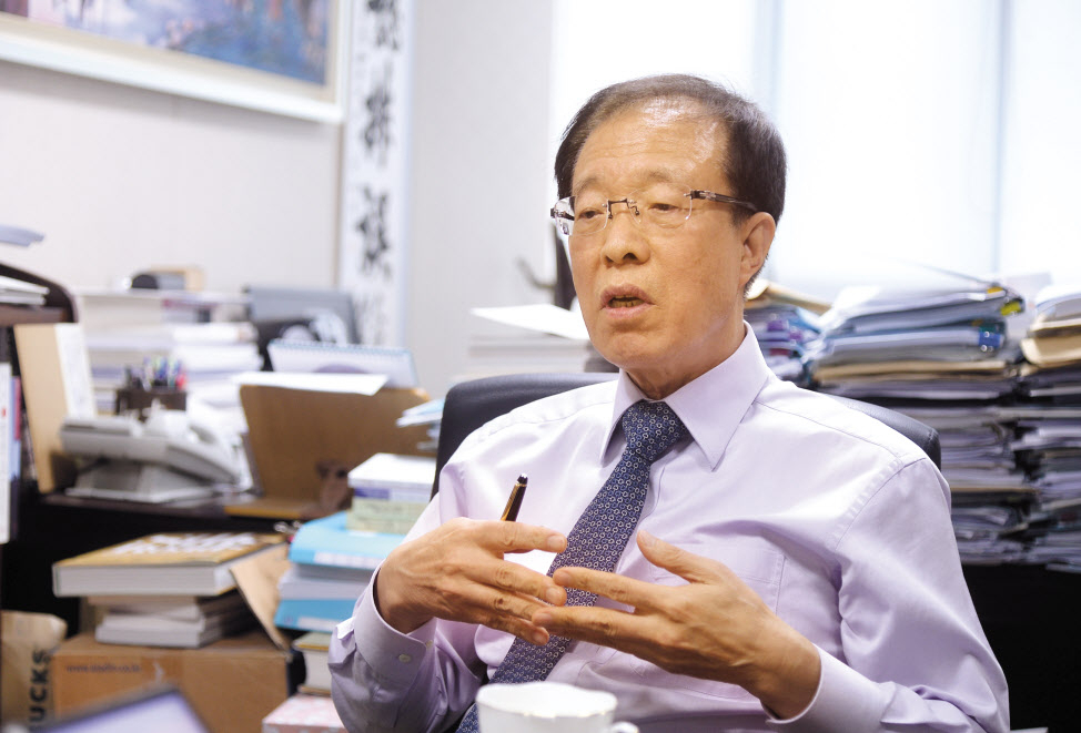 이석연 변호사는 지난 9일 서울 서초구 서초동 법무법인 서울 사무실에서 진행된 인터뷰 내내 ‘원칙’을 강조했다. 그는 “정부가 헌법 원칙에 어긋나지 않는 정책을 내놨더라면 지금과 같은 부동산 시장의 혼란은 오지 않았을 것”이라며 “잘못을 시인하고도 원점으로 되돌리지 않는다는 것은 더 큰 문제”라고 꼬집었다. 이상섭 기자
