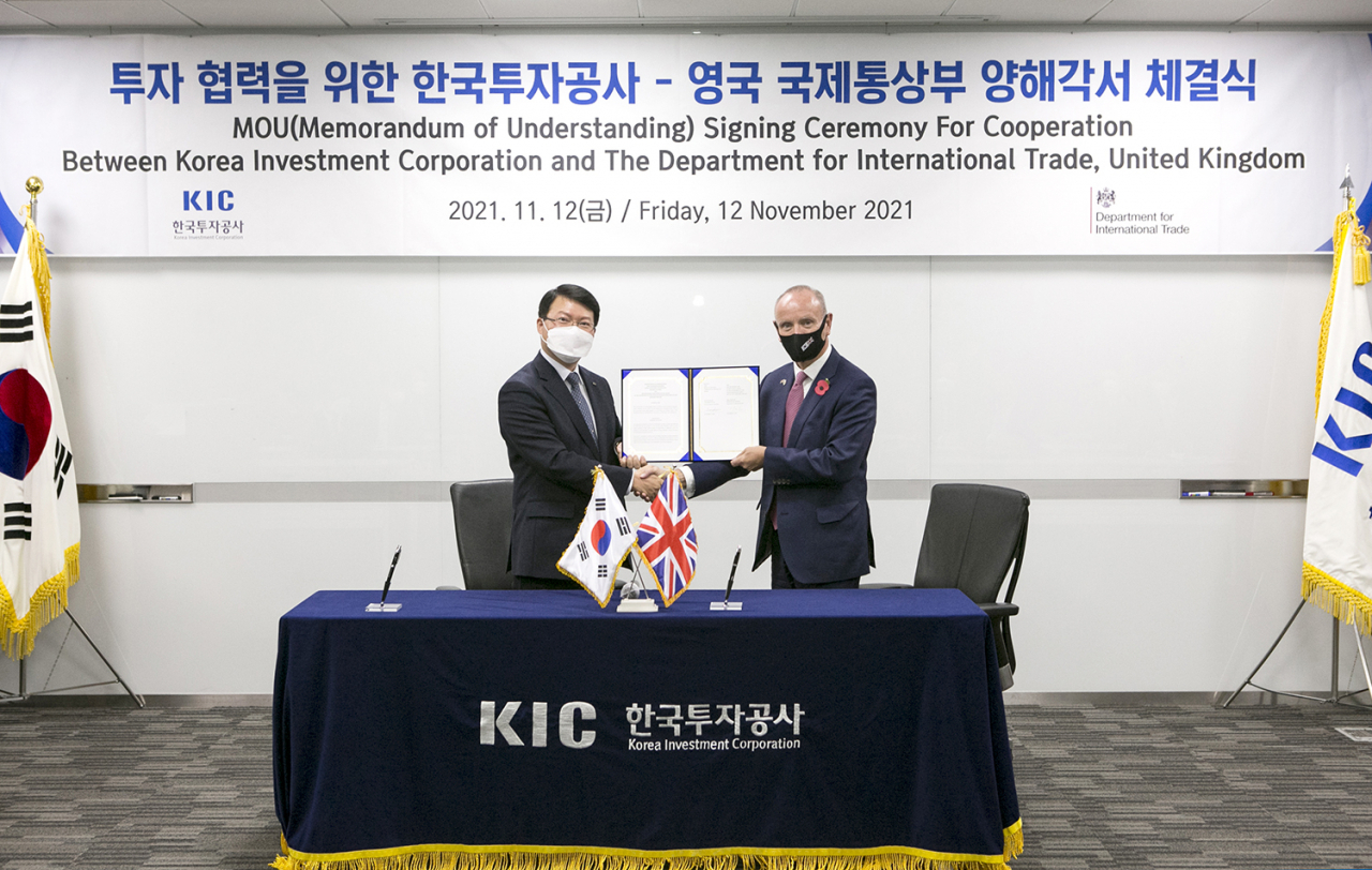 진승호 KIC 사장(왼쪽)과 마이크 프리어(Mike Freer) 영국 국제통상부 부장관이 협약 체결 후 기념 촬영을 하고 있다.[제공: KIC]