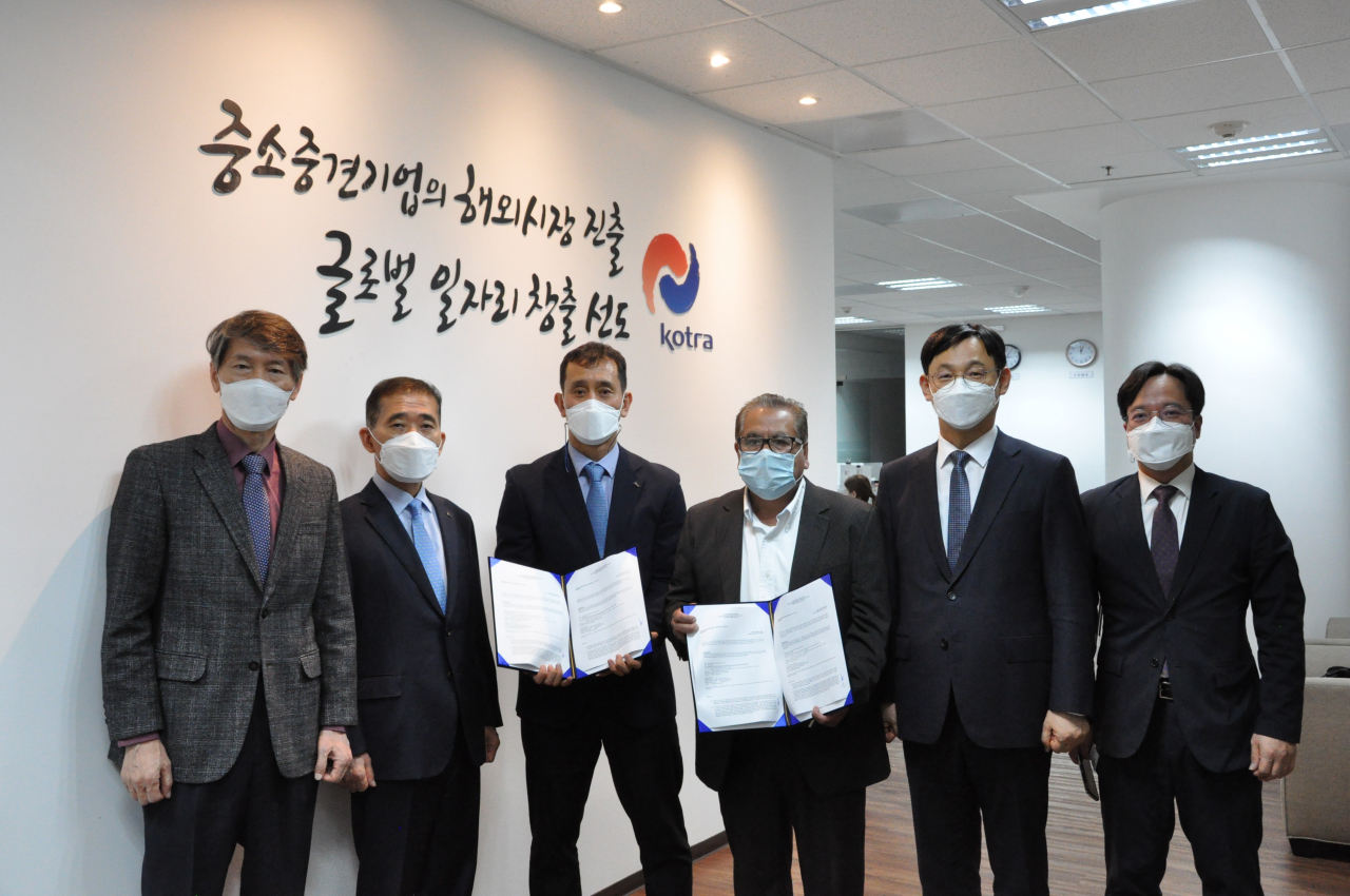 포스코인터내셔널과 멕시코 자르크루즈가 11일, 요소수 10만ℓ 계약 서명식을 진행했다. 사진은 김기중 코트라 중남미지역본부장 겸 멕시코시티 무역관장(왼쪽부터), 최순영 포스코 멕시코 대표법인장, 조용섭 포스코인터내셔널 멕시코 법인장, VICTOR GARCIA 자르크루즈 판매책임자, 전윤종 산업부 통상교섭실장, 엄재영 주멕대한민국대사관 상무관.[포스코인터내셔널 제공]
