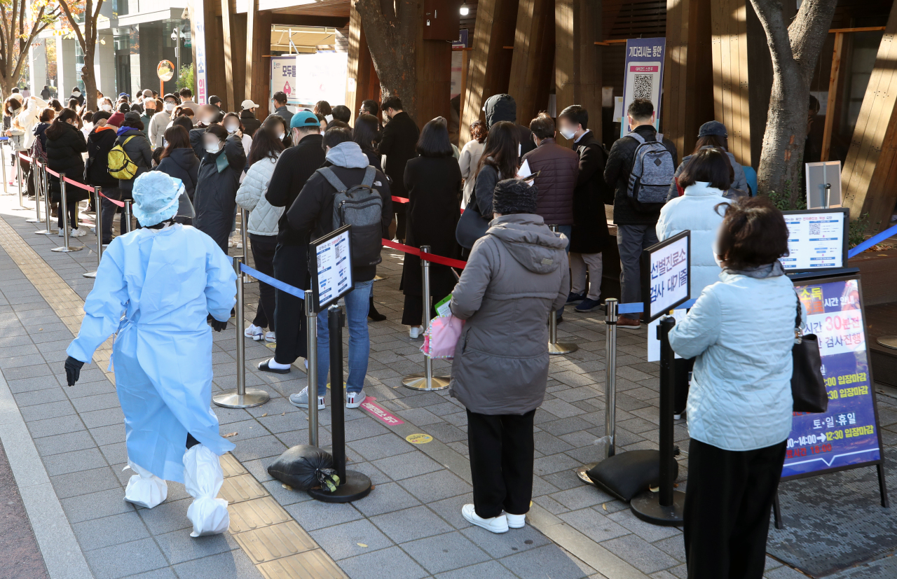 People line up to take COVID-19 tests outside a public health center in Songpa, southern Seoul, on Friday. (Yonhap)
