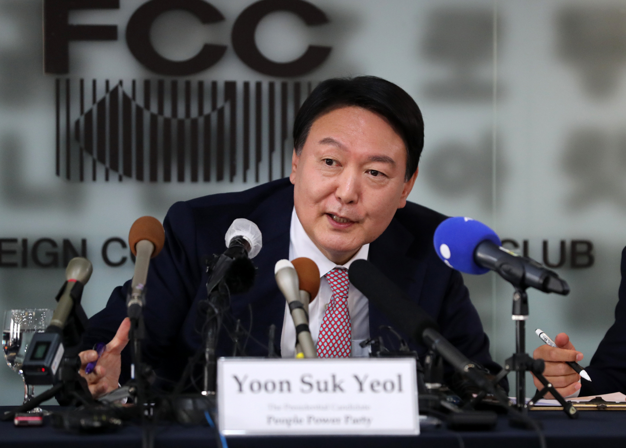 국민의힘 윤석열 대선 후보가 12일 서울 중구 한국프레스센터 서울외신기자클럽에서 열린 기자간담회에서 기자의 질문에 답하고 있다. [연합]