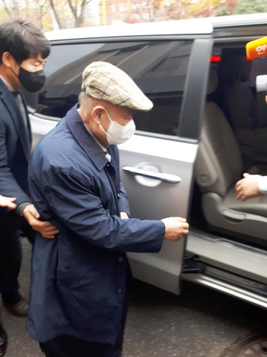 정현복 광양시장이 12일 정오께 영장 실질심사를 마치고 귀가하고 있다. /박대성 기자