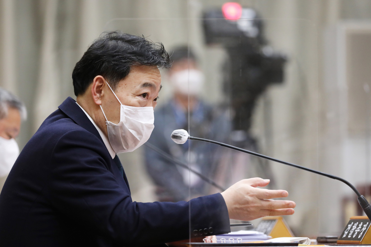 김오수 검찰총장이 지난 10월 18일 서울 서초구 대검찰청에서 열린 국회 법제사법위원회의 대검찰청에 대한 국정감사에서 의원 질의에 답변하고 있다. [연합]