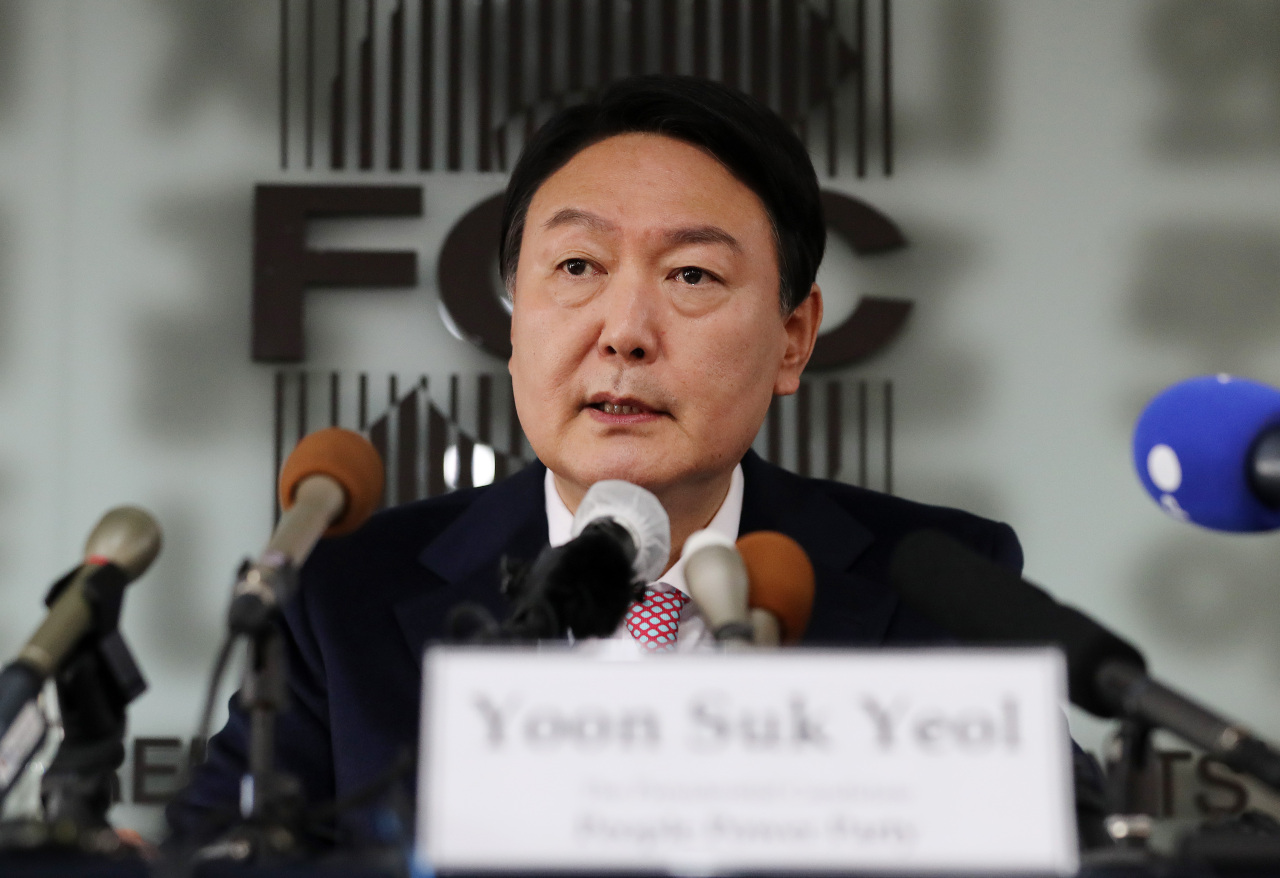 Yoon Seok-youl, the presidential candidate of the main opposition People Power Party, speaks during a meeting with foreign correspondents at the Press Center in Seoul on Nov. 12.(Yonhap)