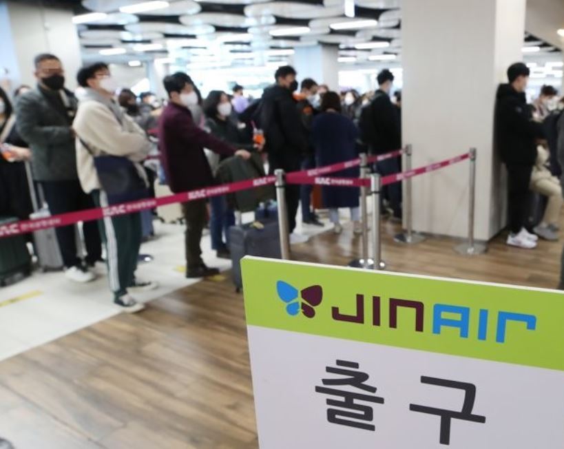 Long lines of passengers are formed at Gimpo International Airport in western Seoul on Nov. 12, 2021, after a boarding system error at Jin Air, a budget air carrier, caused a massive delay. (Yonhap)