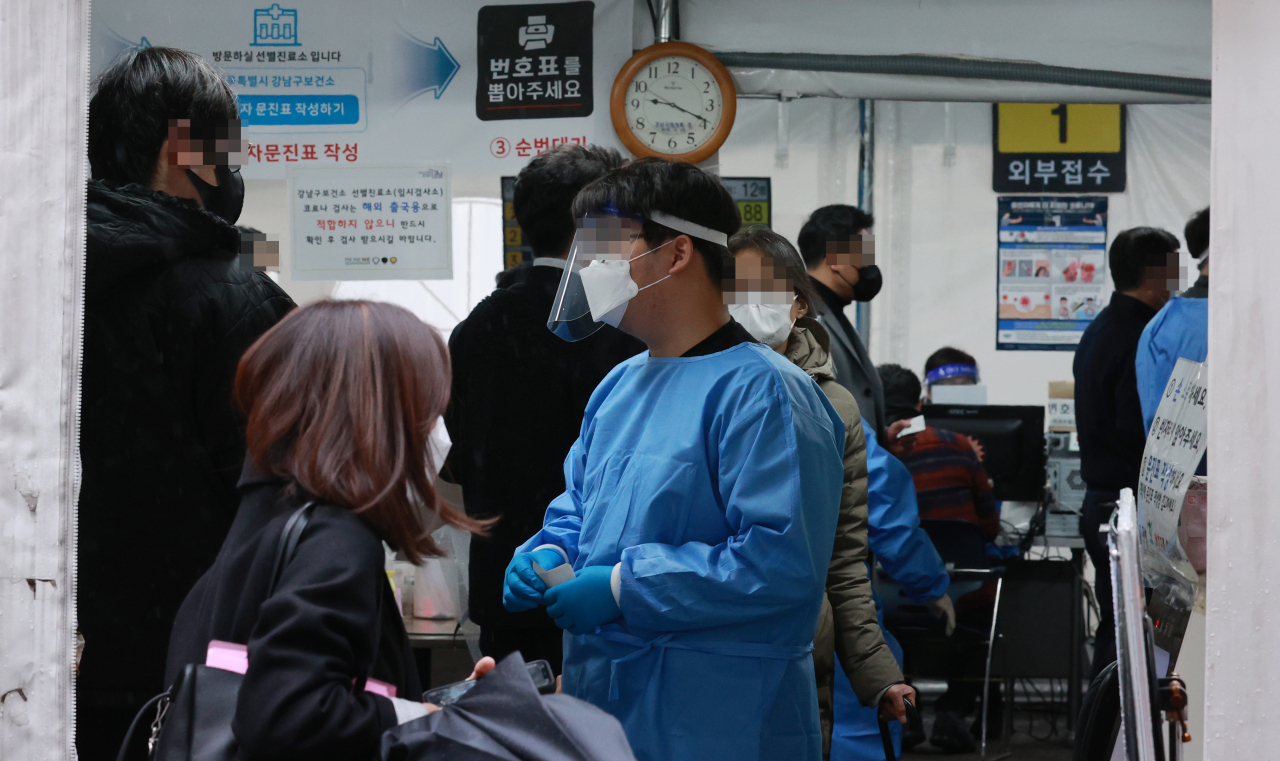 서울 강남구 보건소 감염병관리센터 코로나19 선별진료소를 찾은 시민들이 검사를 위해 차례를 기다리고 있다. [연합뉴스]