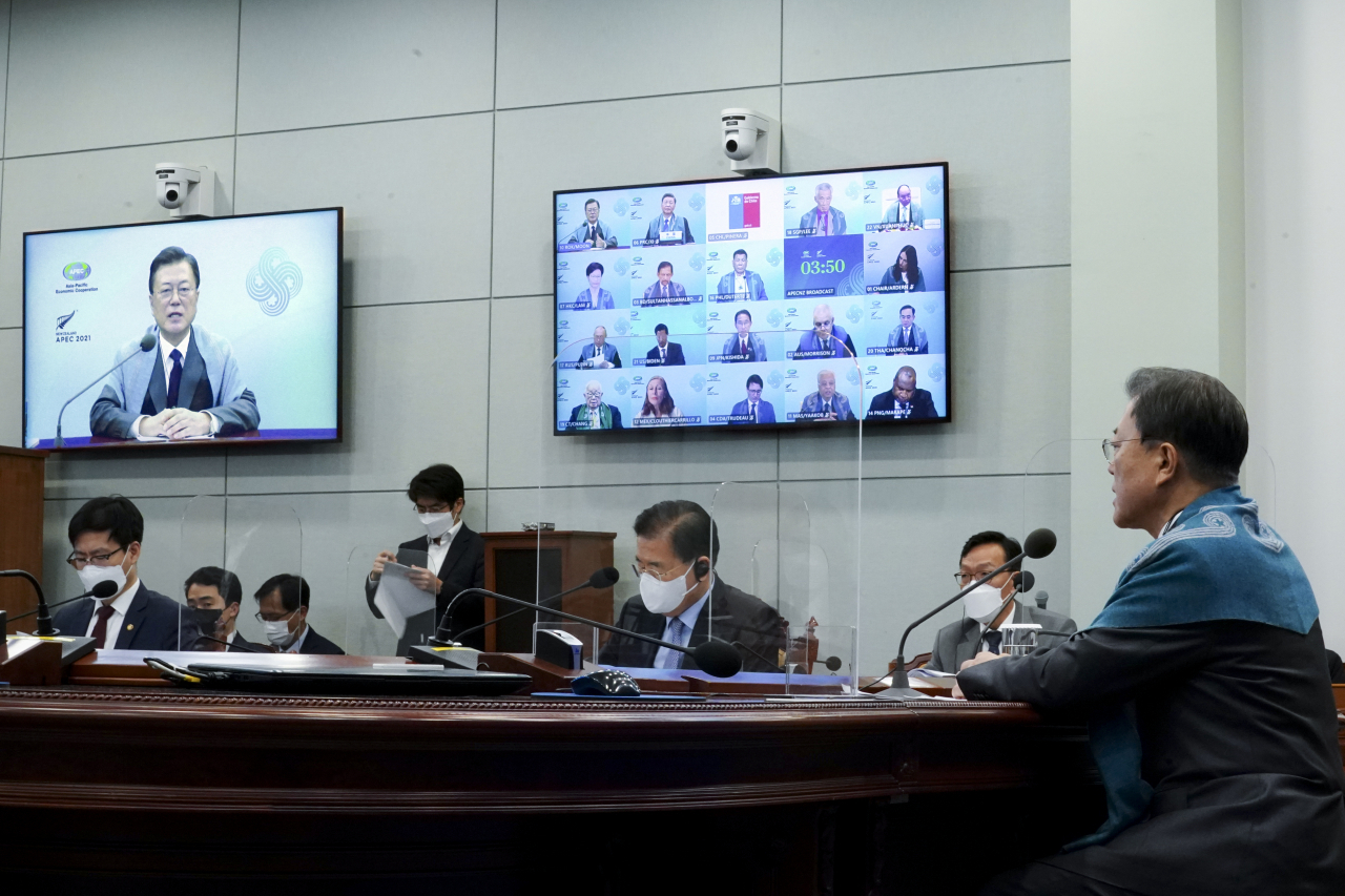 문재인 대통령이 12일 오후 청와대에서 화상으로 진행된 제28차 아시아태평양경제협력체(APEC) 정상회의에 참석, 발언하고 있다. 연합뉴스
