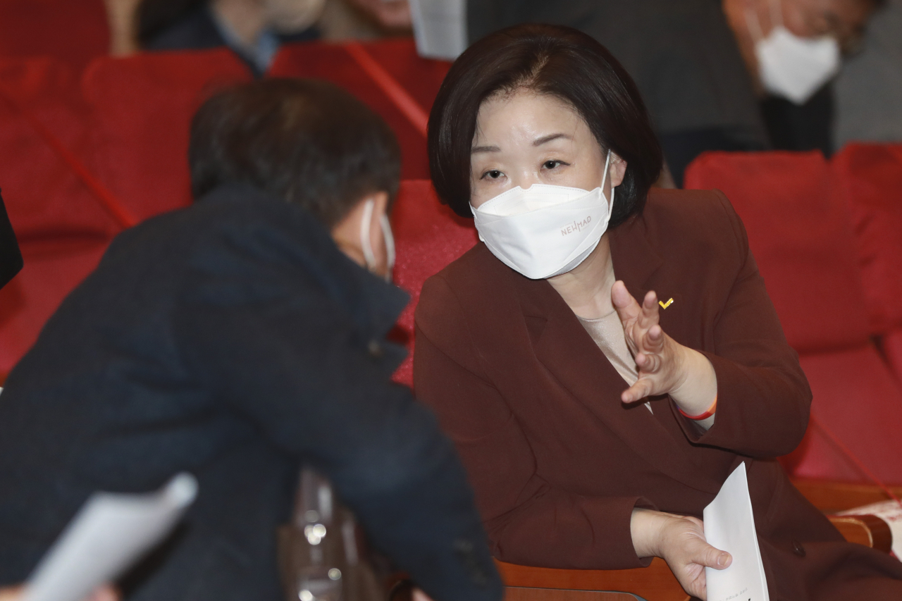 정의당 심상정 대선후보가 10일 서울 여의도 국회 의원회관 대회의실에서 열린 ‘위드코로나 시대, 백신 피해자들과 함께 나아가기’ 코로나19 백신 피해자 증언대회 및 백신 피해자 지원대책 토론회에서 참석자들과 대화하고 있다. 연합뉴스