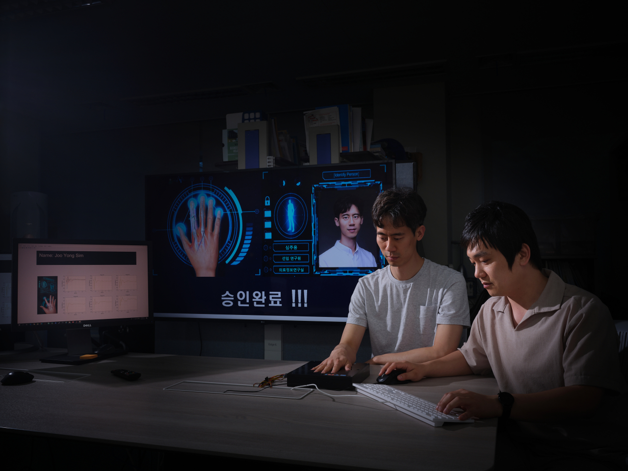 ETRI 연구진이 복제 불가능한 생체인식 기술을 시연하고 있다.[ETRI 제공]