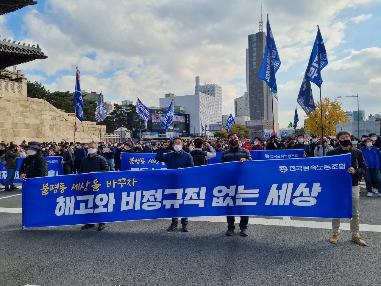 전국민주노동조합총연맹(민주노총) 조합원들이 13일 집회를 위해 서울 종로구 지하철 동대문역 인근 대로를 이용해 이동하고 있다. 김영철 기자