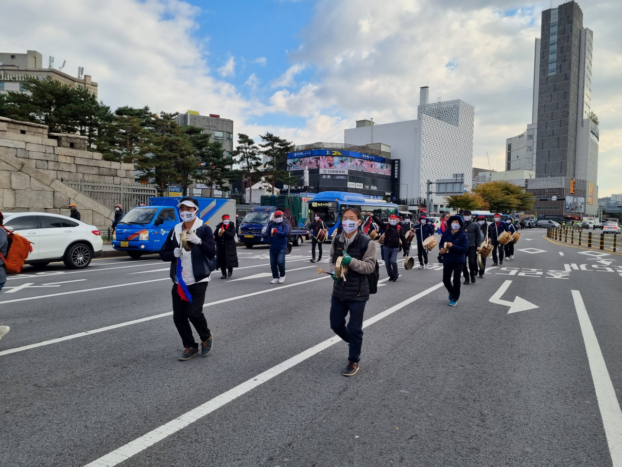 전국민주노동조합총연맹(민주노총) 조합원들이 13일 집회를 위해 서울 종로구 지하철 동대문역 인근 대로를 이용해 이동하고 있다. 풍물놀이패를 맡은 조합원들. 김영철 기자