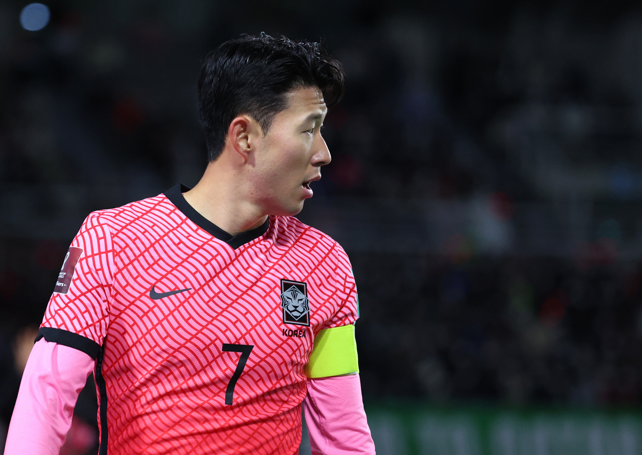 11일 경기도 고양종합운동장에서 열린 2022 카타르 월드컵 아시아 최종예선 대한민국과 아랍에미리트(UAE)의 경기. 한국 손흥민이 슛 찬스를 놓친 뒤 아쉬워하고 있다. [연합]