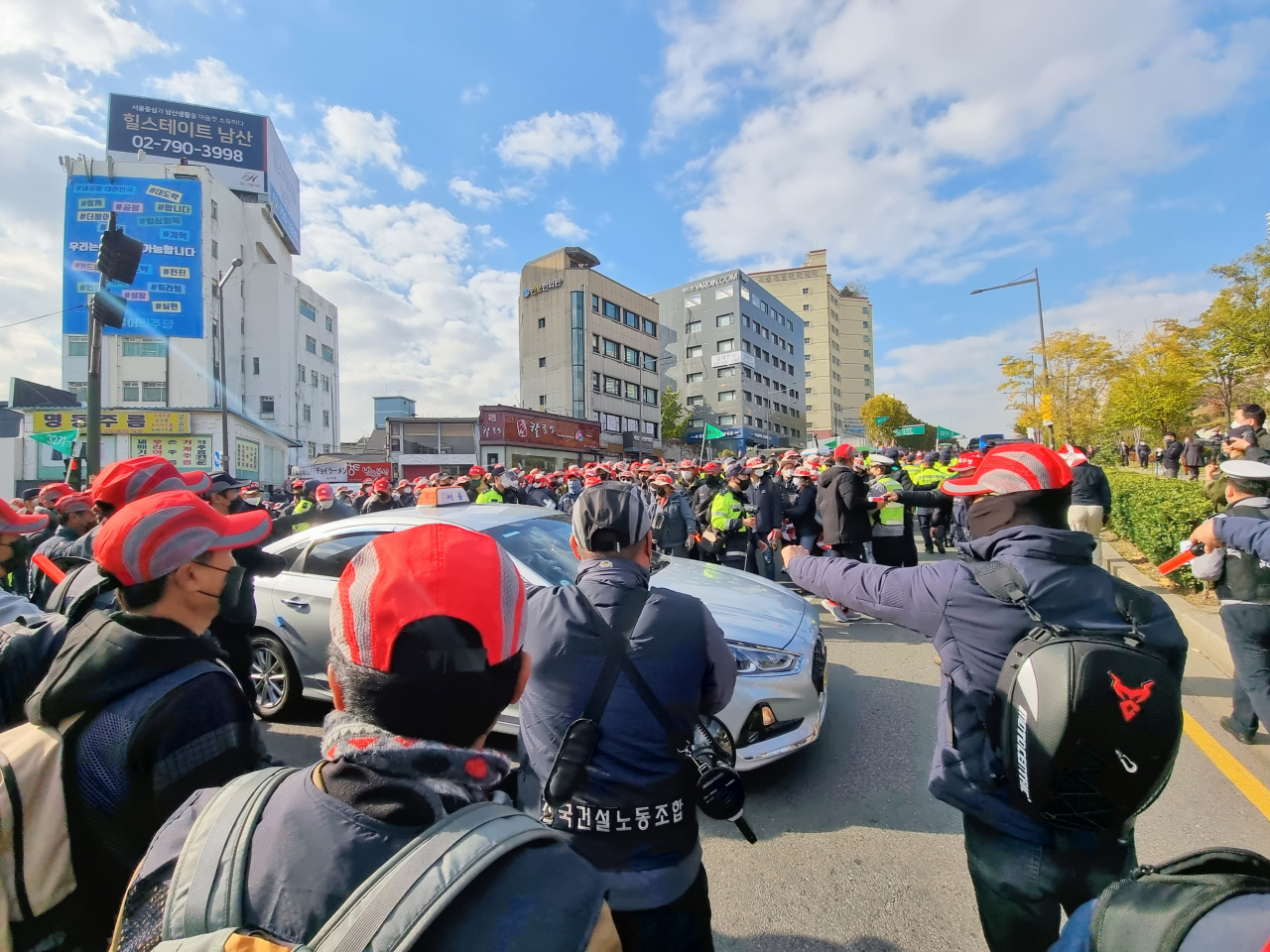 전국민주노동조합총연맹(민주노총) 조합원들이 13일 집회를 위해 서울 종로구 지하철 동대문역 인근 대로를 이용해 이동하고 있다. 김영철 기자
