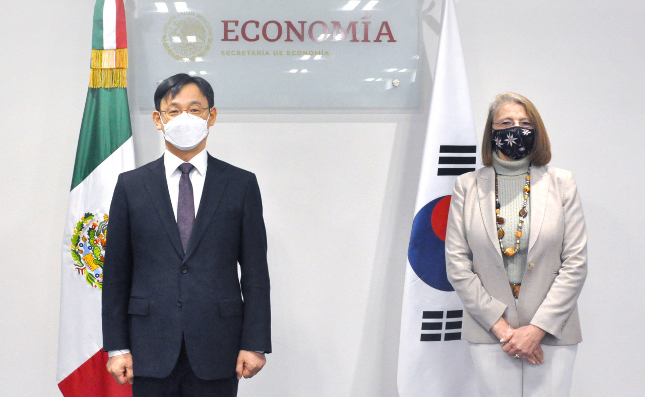 전윤종(왼쪽) 산업통상자원부 통상교섭실장이 12일(현지시간) 멕시코 경제부 회의실에서 루스 마리아 데 라 모라 멕시코 경제부 차관을 만나 기념촬영을 하고 있다. 이날 면담 자리에서 양국은 한-멕시코 FTA 협상 재개 여부 및 추진 시기를 논의했다. [산업통상자원부 제공]