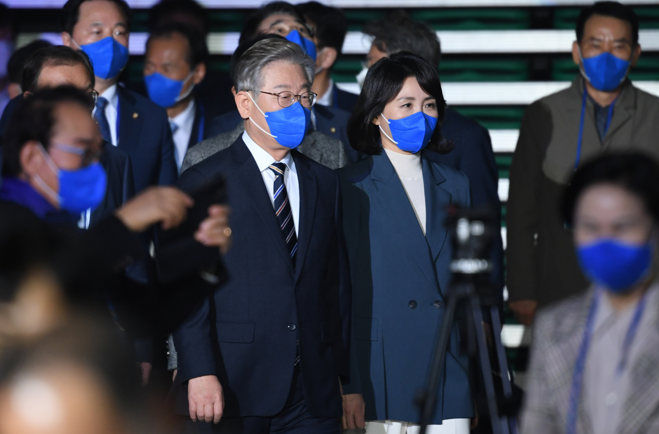 더불어민주당 이재명 대선후보와 부인 김혜경 씨가 2일 오후 서울 송파구 올림픽경기장 KSPO돔에서 열린 더불어민주당 제20대 대통령선거 선거대책위원회 출범식에 입장하고 있다. [연합]