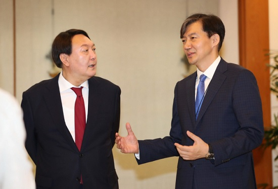 윤석열 국민의힘 대선후보(왼쪽)와 조국 전 법무부장관. [연합]
