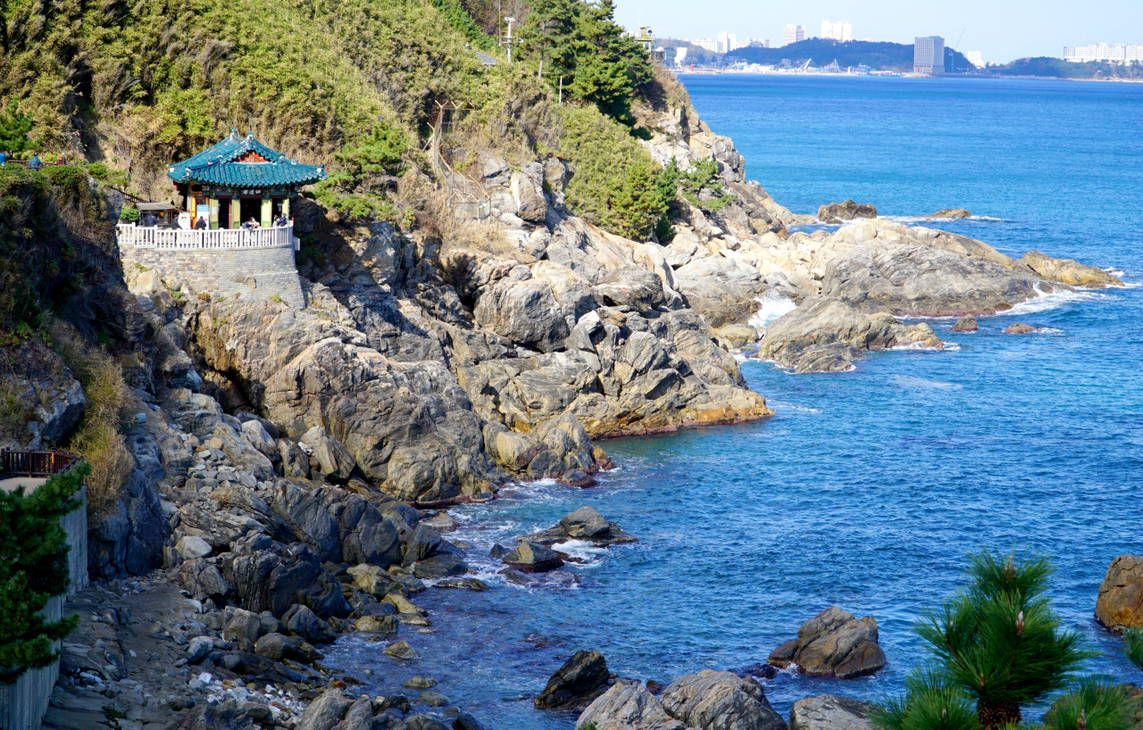 ‘관동풍류의 길’ 내내 동행하는 동해바다의 가을은 짙푸른 색이다. 의상대사가 영감을 얻어 낙산사를 짓게된 성지, 붉은 홍련암이 어느새 푸른 바다색으로 물들었다.