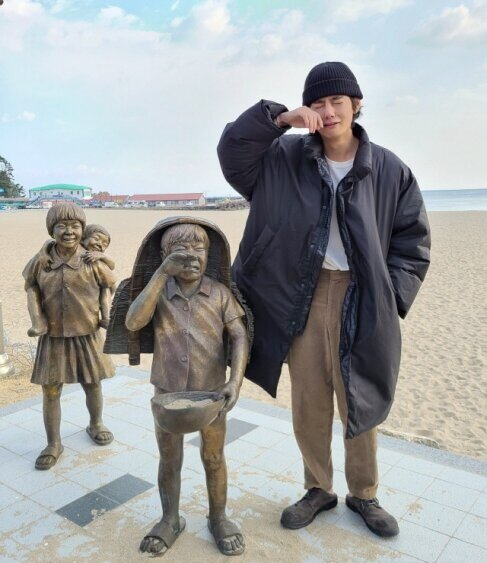 의상대사가 만든 낙산 문화유산에서 방탄소년단 뷔도 잠시 휴식을 취했다. 낙산은 오래도록 의상성지였는데, 지금은 방탄성지라는 별칭을 얻었다.