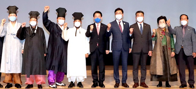 보성군에서 열린 제9회 대한민국 청년 유림대회에서 김영록 지사(가운데)를 비롯한 참석자들이 기념 촬영하고 있다.