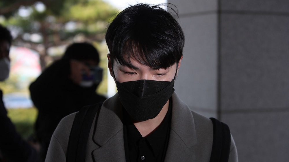 KBS가 프로포폴 상습 투약 혐의로 사회적 물의를 빚은 가수 휘성에 대해 방송 출연 정지 처분을 내렸다. [연합]