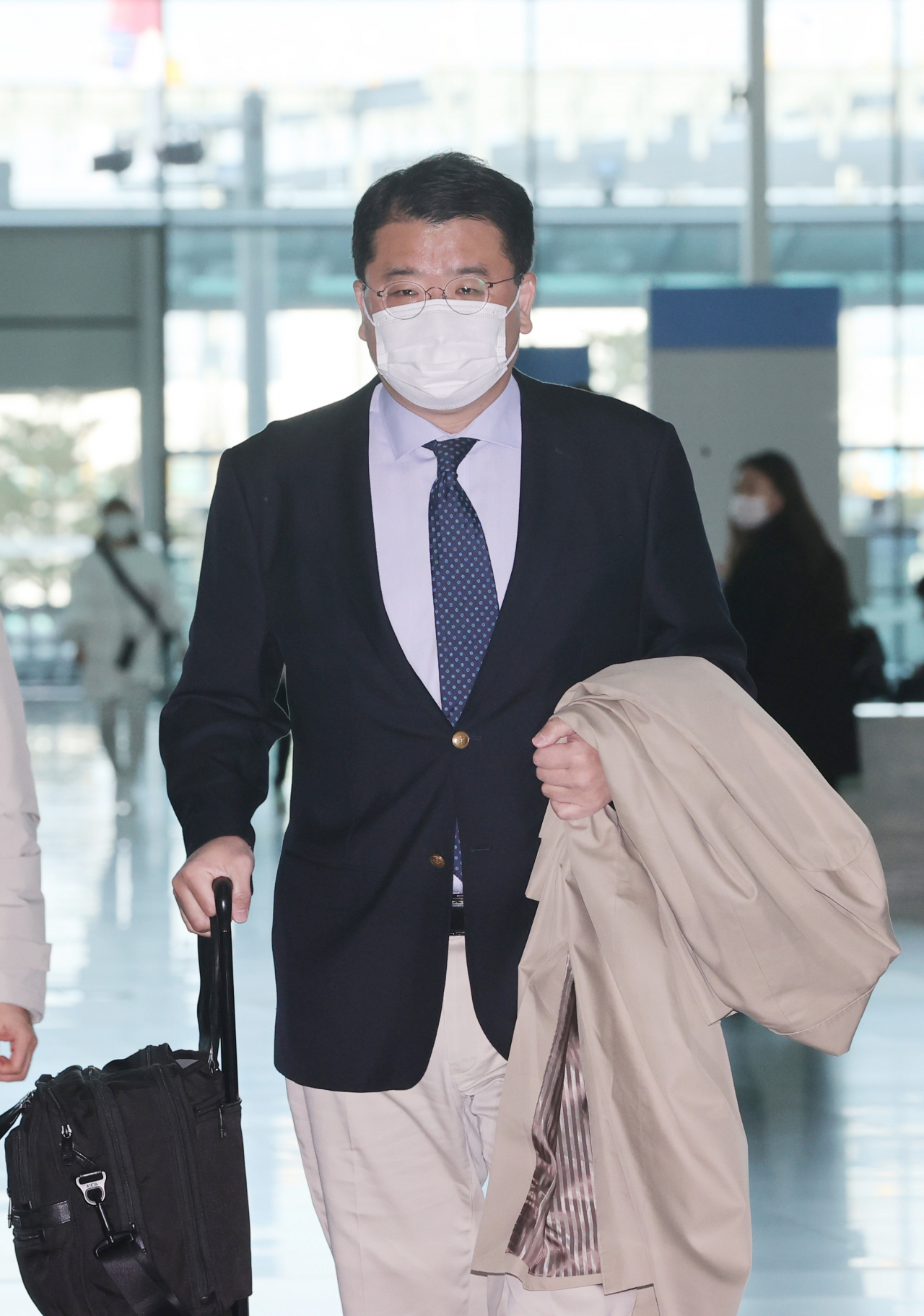 최종건 외교부 1차관이 한미일 외교차관 회담 및 협의회를 위해 14일 오전 인천국제공항을 통해 미국으로 출국하고 있다. [연합]