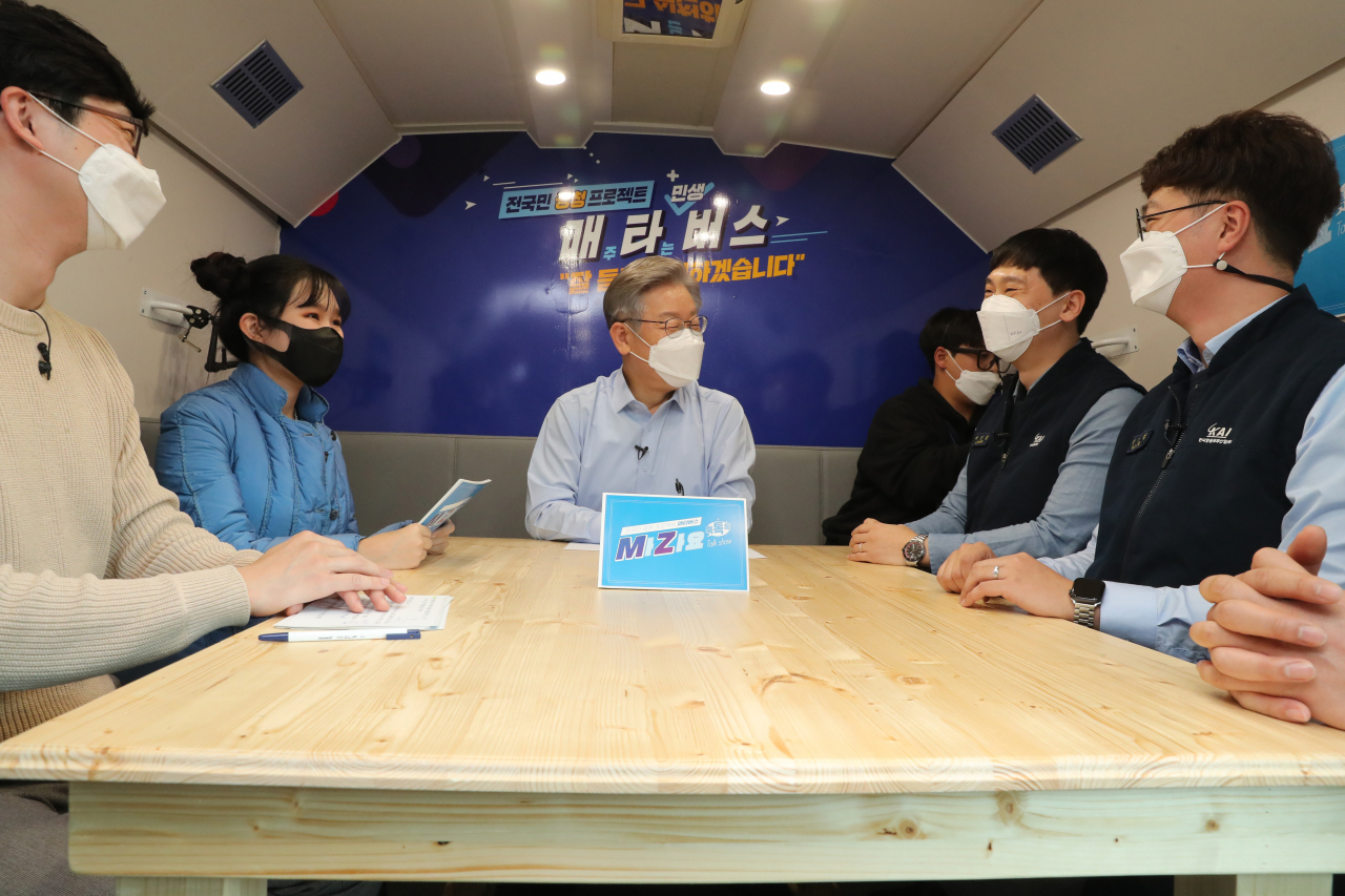 이재명 더불어민주당 대선후보가 14일 경남 사천시 한국항공우주산업 주차장에 주차한 매타버스 안에서 열린 '한국항공우주산업 연구원들과 함께하는 마자요 토크'에서 참석자들과 대화를 하고 있다. [연합]