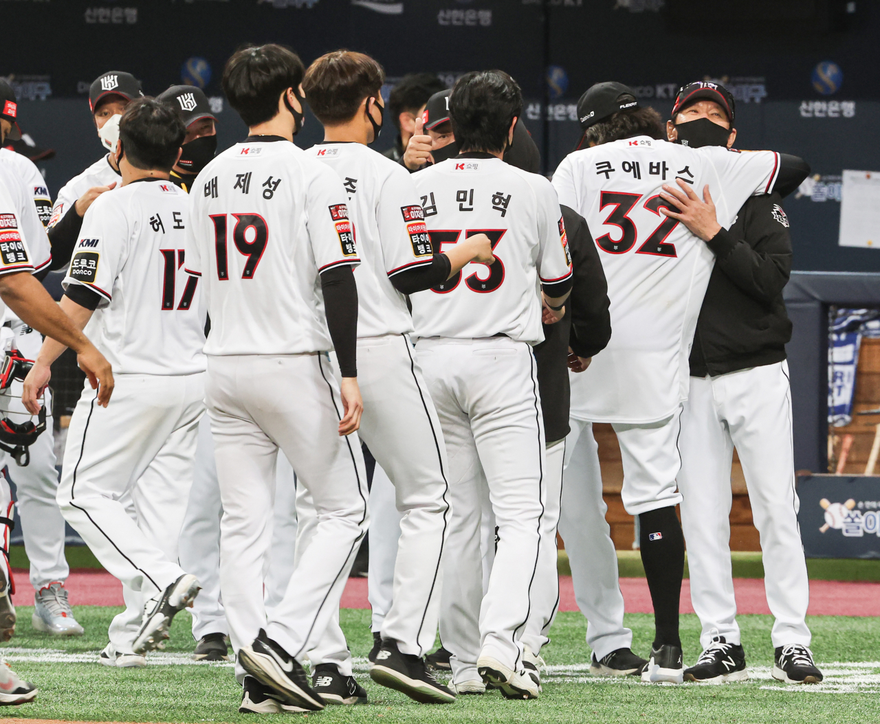 14일 오후 서울 구로구 고척스카이돔에서 열린 2021 프로야구 포스트시즌 한국시리즈 1차전 두산 베어스와 kt wiz의 경기. 4대2로 1차전을 승리한 kt 이강철 감독과 경기를 지배한 쿠에바스가 승리를 자축하고 있다. [연합]