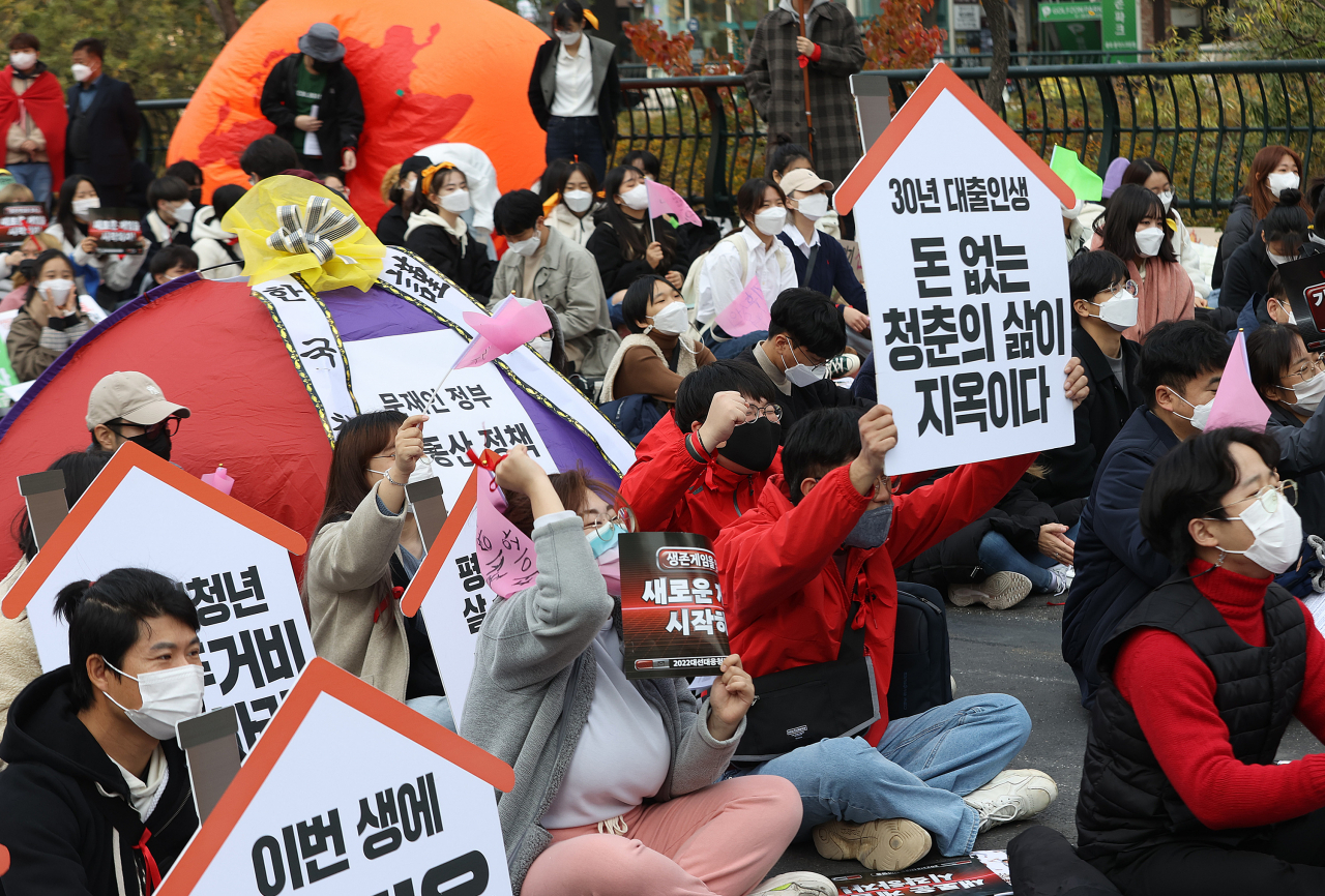 2022 대선대응청년행동 소속단체 회원들이 14일 오후 서울 중구 한빛광장에서 열린 분노의 깃발행동 집회에서 구호를 외치고 있다. [연합]
