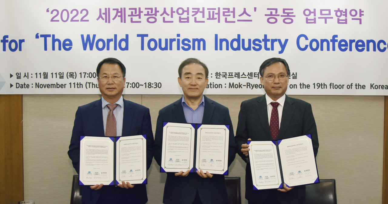 내년 서울과 울산에서 열릴 세계관광산업컨퍼런스의 성공적 개최를 위해, 해리 황 UNWTO 아시아태평양지역 국장, 유진룡 국제관광인포럼 회장(전 문체부 장관), 박강섭 ㈜코트파 사장이 협약식을 갖고 있다.