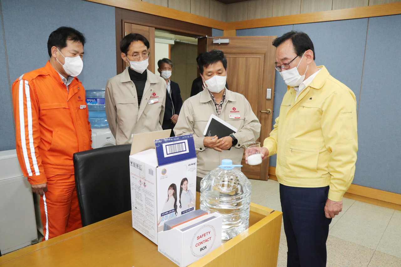 문재인 대통령의 오랜 친구인 송철호 울산시장(맨 오른쪽)은 울산지역에서 국회의원에 4번 낙선했지만, 2018년 지방선거에서 시장에 당선했다. 검찰이 작성한 공소장에는 ‘대통령’이 총 35회 언급된다. [연합]