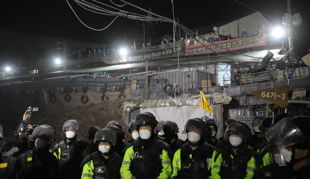 지난 5일 명도집행 중인 서울 성북구 사랑제일교회에서 경찰이 대기하는 모습. 사랑제일교회는 철거 문제로 재개발조합과 갈등을 빚어 왔다. [연합]