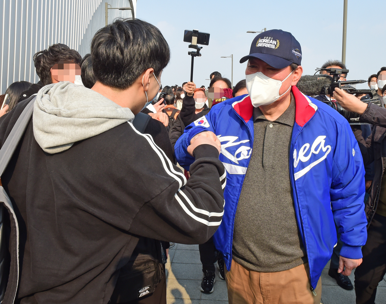 윤석열 국민의힘 대선 후보가 지난 14일 서울 구로구 고척스카이돔에서 열린 한국시리즈 1차전 두산 베어스와 kt wiz의 경기 관람을 위해 경기장에 들어서며 야구팬들과 인사하고 있다. [연합]