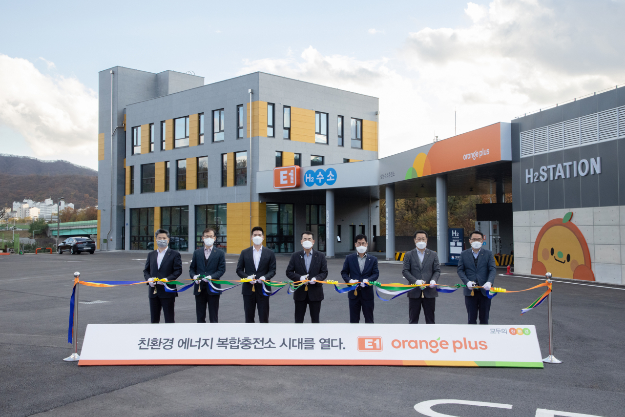 11일 경기도 성남시 소재 성남에너지 복합충전소에서 진행된 E1 Orange Plus 브랜드 론칭 행사에서 참석자들이 테이프 커팅을 하고 있다. 왼쪽 세번째부터 구동휘 E1 운영담당 대표이사 전무, 구자용 E1 사업담당 대표이사 회장, 허석규 성남에너지 대표. [E1 제공]