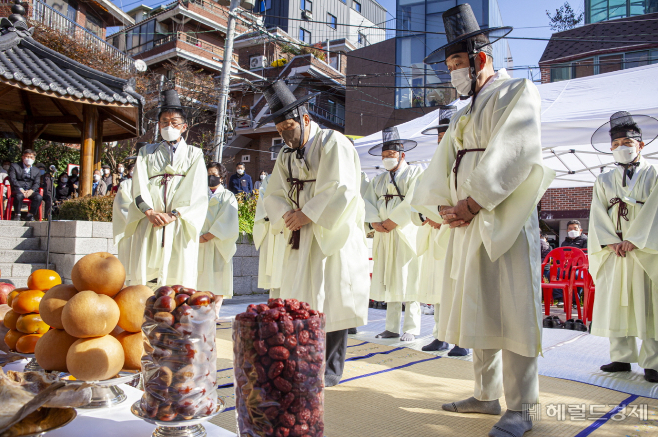 12일 서울 구로구 가리봉동 측백나무 앞 정자마당에서 제례가 열리고 있다. [구로구 제공]