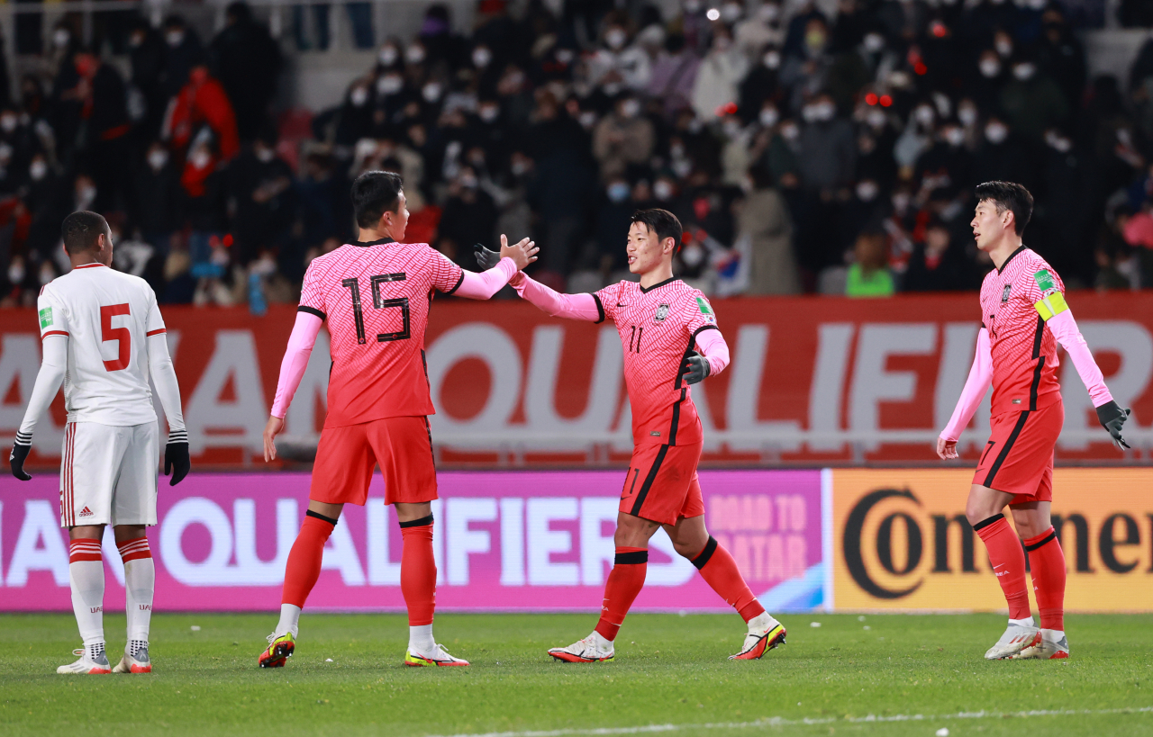 지난 11일 고양종합운동장에서 열린 2022 카타르 월드컵 아시아 최종예선 대한민국과 아랍에미리트(UAE)의 경기가 대한민국의 1-0 승리로 끝났다. 경기 종료 뒤 이날 패널티킥 골을 성공한 황희찬이 팀 동료들과 하이파이브를 하고 있다. [연합]