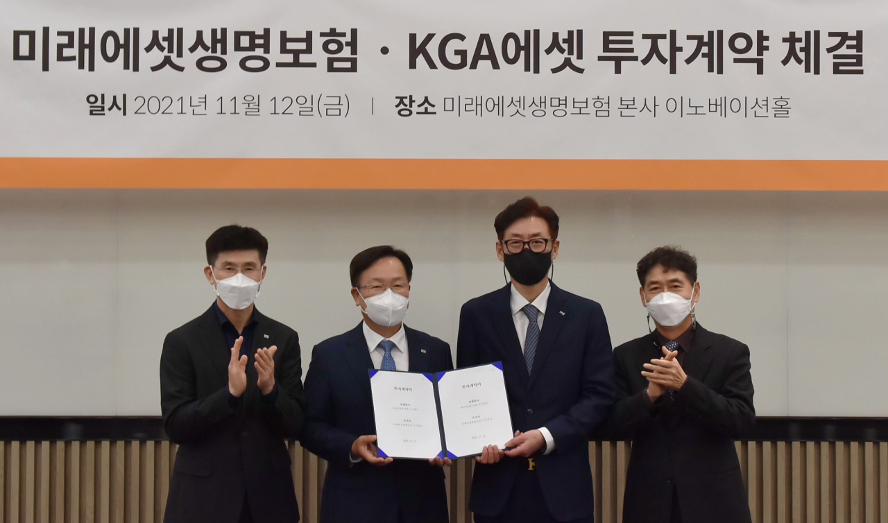 변재상 미래에셋생명 대표이사(왼쪽 두번째)와 김영민 KGA에셋 대표 이사(왼쪽 세번째)가 지난 12일 지분투자를 위한 계약을 체결했다. KGA에셋은 업계 5위권 대형 독립보험대리점(GA)이다.[미래에셋생명]