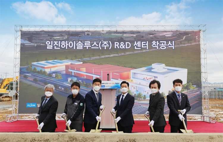 (왼쪽 세번째부터)안홍상 일진하이솔루스 대표와 신원식 전라북도 정무부지사 등 참석자들이 지난 11일 전북 완주 일진하이솔루스 R&D센터 착공식에서 첫 삽을 뜨고 있다.[일진하이솔루스 제공]